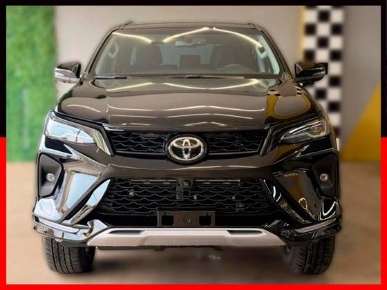TOYOTA HILUX SW4 2.8 D-4D TURBO DIESEL SRX PLATINUM 7L 4X4 AUTOMÁTICO TOYOTA HILUX SW4 2.8 D-4D TURBO DIESEL SRX PLATINUM 7L 4X4 AUTOMÁTICO